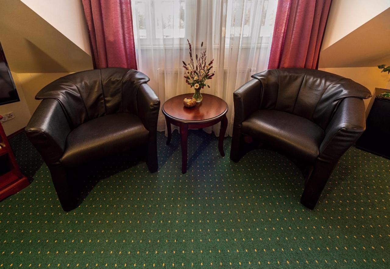 Zamecky Hotel Metternich Velka Hledsebe エクステリア 写真