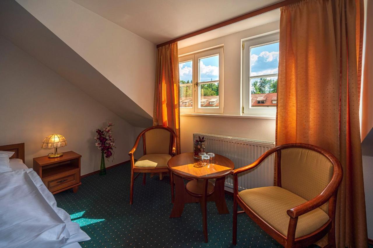 Zamecky Hotel Metternich Velka Hledsebe エクステリア 写真