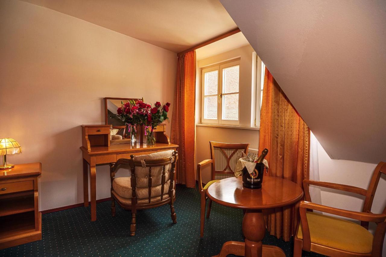 Zamecky Hotel Metternich Velka Hledsebe エクステリア 写真