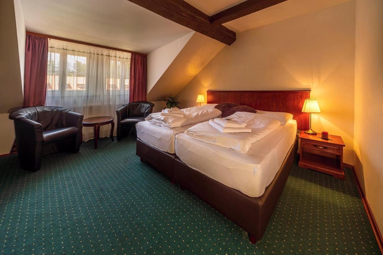 Zamecky Hotel Metternich Velka Hledsebe エクステリア 写真